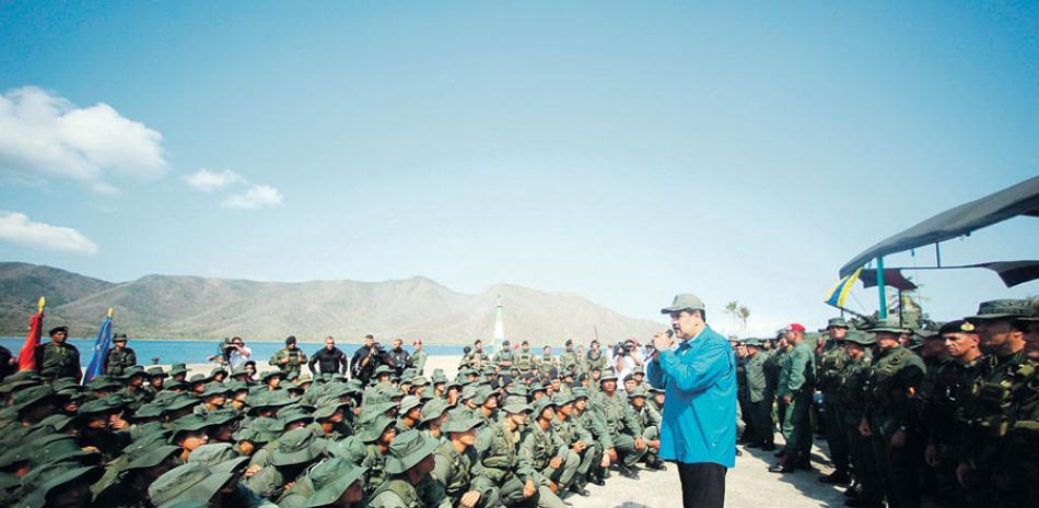 Reunión. El presidente de Venezuela, Nicolás Maduro, durante un acto de gobierno celebrado ayer domingo, en Turiamo, en el que pidió a los militares cuidar la “unión” y “lealtad” la Fuerza Armada Nacional.