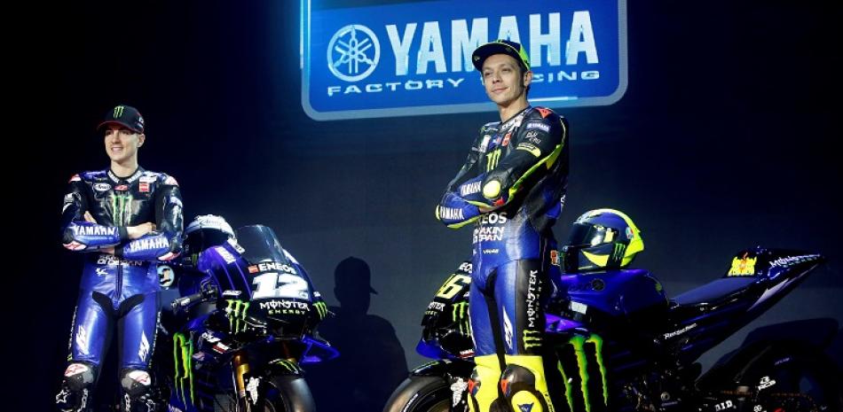 Valentino Rossi, a la dereha, y Maverick Viñales posan durante la presentación de los nuevos colores de sus Yamaha YZR M 1.