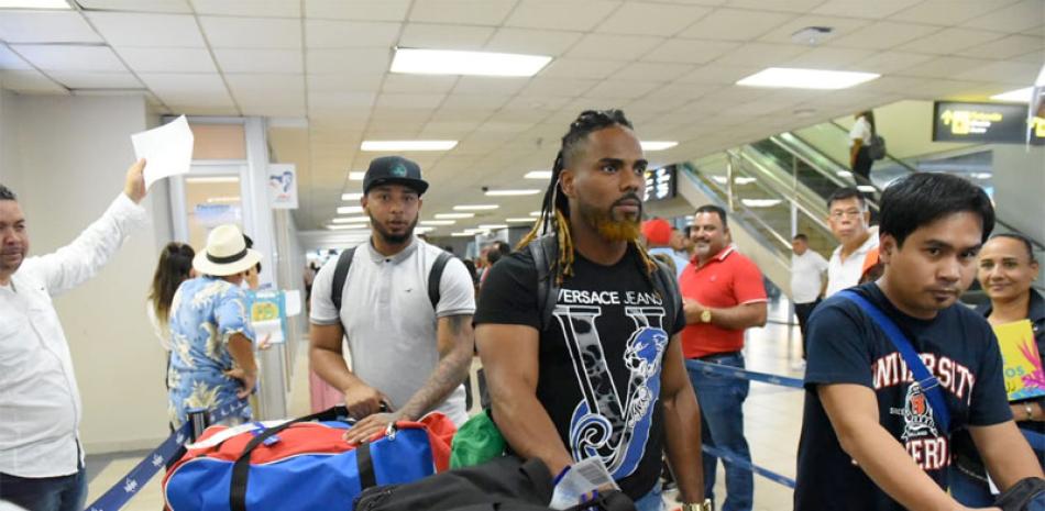Aneuris Tavárez y otros integrantes de las Estrellas Orientales a su llegada al Aeropuerto de Tocumén.