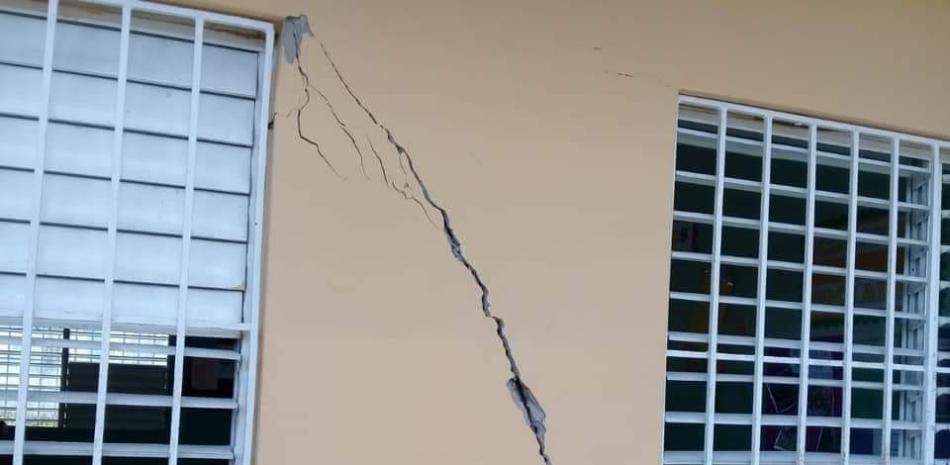 Efectos del sismo en la escuela Eloina Constanzo del sector Ginandiana de El Seibo, donde una comisión del Codia realiza las evaluaciones de los centros afectados por el temblor de este lunes, invitada por el Ministerio de Educación.