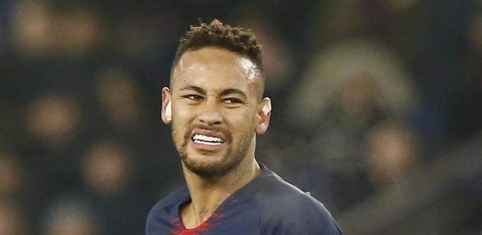 Neymar salió renqueando de la cancha en el partido de la Copa de Francia contra Estrasburgo.