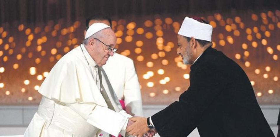 Saludo. El papa Francisco (i) y el gran imán de Al Azhar.