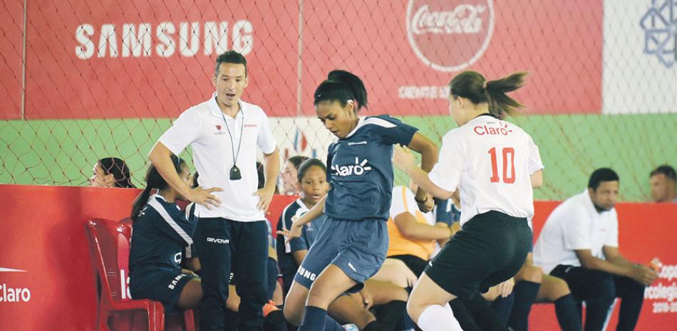 Acción entre los equipos Saint George y Cathedral Community en la fase de grupos de la etapa capitaleña de la Copa Intercolegial Claro de Futsal Femenino.