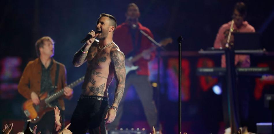 Famoso. Adam Levine, de Maroon 5, durante su presentación en el medio tiempo del Super Bowl 53 de la NFL.