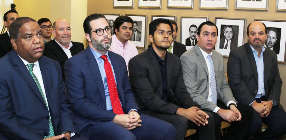 El ministro de Deportes, licenciado Danilo Díaz, junto a Francisco Lapouble, Alfredo Baduí, miembros de la comisión y Tony Ramos, secretario de la Fedofutbol.