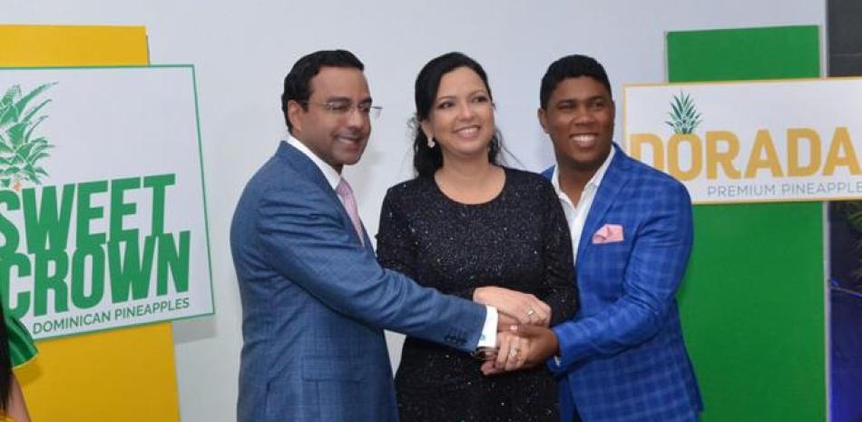 Sandy Lockward, Michelle Guzmán, y Marius De Leon, entregaron los certificados de marcas mixtas a Joelin Santos.