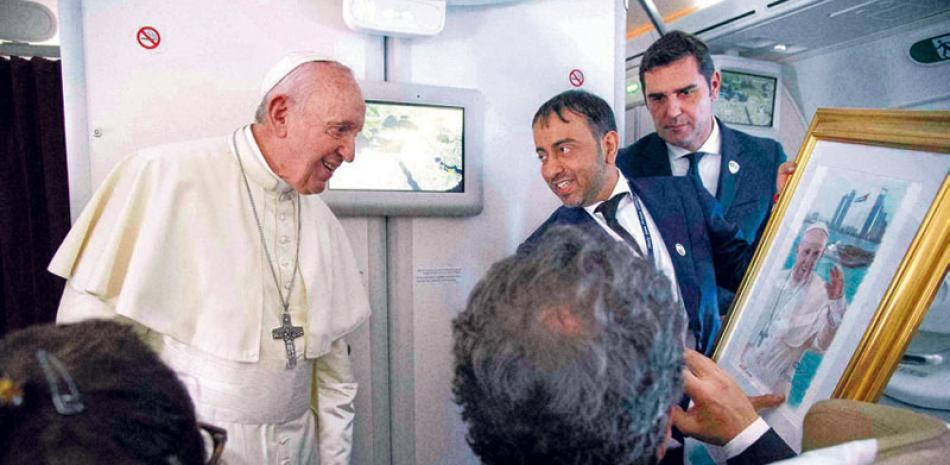 Regalo. El papa Francisco recibe un regalo de un periodista a bordo del avión papal, ayer.