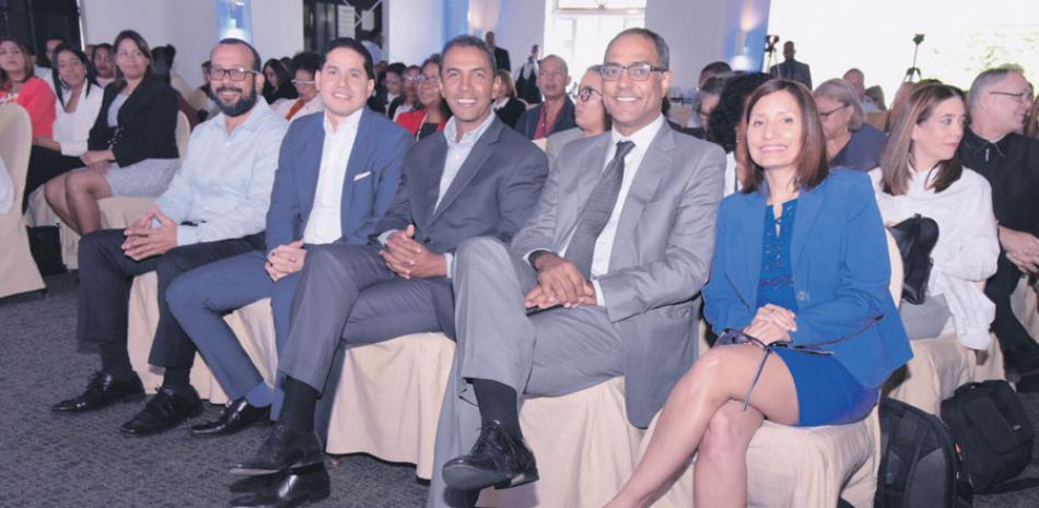 Acto. El titular de la Dirección General de Programas Especiales de la Presidencia (DIGEPEP), Domingo Contreras (traje gris oscuro) y el subdirector técnico de la institución, Ayacx Mercedes (traje gris claro) junto a otros asistentes a la presentación del Plan Estratégico Institucional 2019.