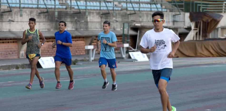 Jóvenes atletas entrenan en las instalaciones del estadio Olímpico Brígido Iriarte, el pasado 1 de febrero en Caracas (Venezuela). En 2002 el fallecido presidente Hugo Chávez llamó por primera vez “Generación de Oro” a los deportistas venezolanos al celebrar a la delegación que participó en los Juegos Suramericanos celebrados ese año en Brasil.