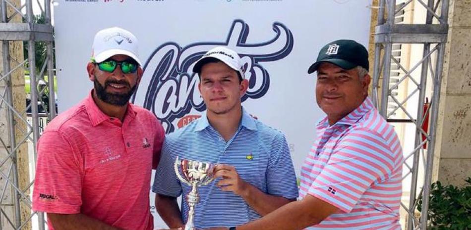 Hiram Silfa y Luís José Placeres entregan la copa de campeón a Juan Cayro Delgado (Yayo), quien ganó la séptima parada del Canita Tour