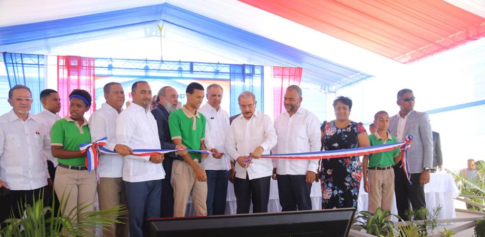 Entrega. El presidente Danilo Medina encabezó la inauguración de dos liceos en La Altagracia.