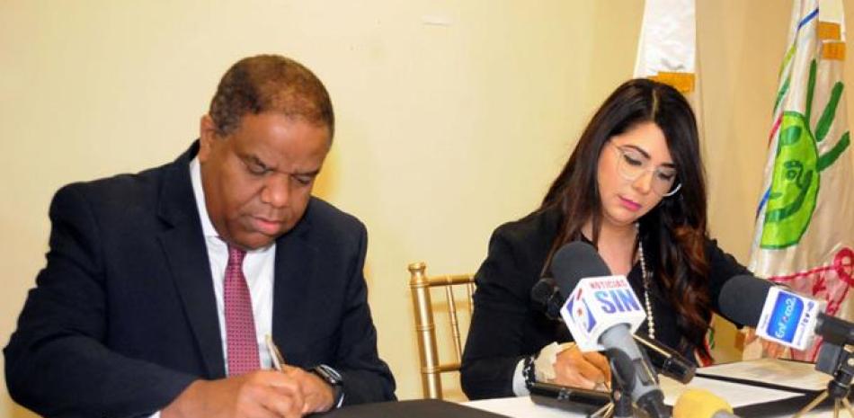 Kenia Lora y Danilo Díaz al momento de firmar el acuerdo interinstitucional.
