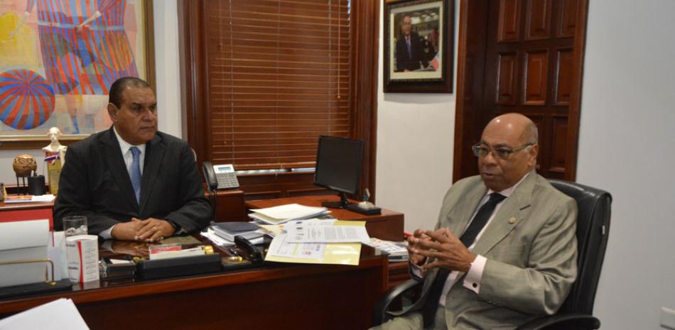 Reunión. El presidente del TC, Milton Ray Guevara, visitó al director de Listín Diario, Miguel Franjul, a quien detalló los pormenores del evento.