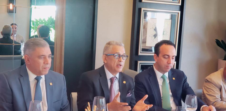 Osiris Mota, al centro, y Ludy González y Jean Paul Quiroz.