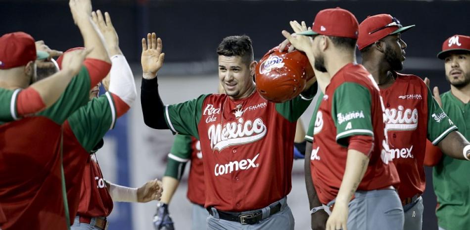 Dariel Alvarez, de los Charros, anota la carrera de la victoria en el partido frente a los Leñadores de Las Tunas, de Cuba, en la Serie del Caribe que se celebra en Panamá.