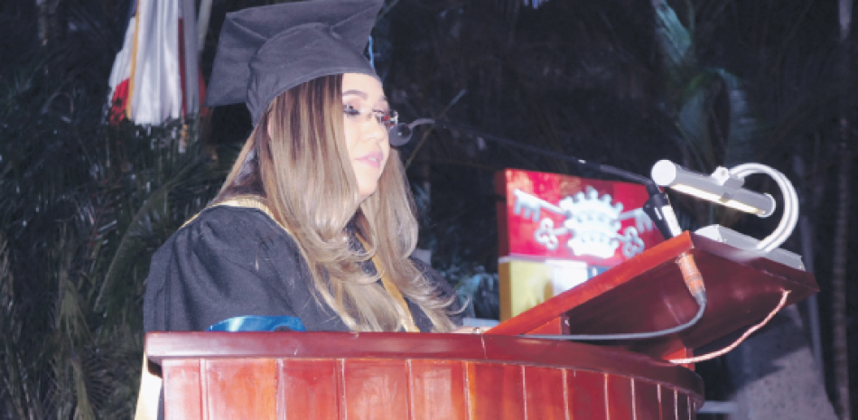 Graduada. Paola Peralta Pérez, al momento de promunciar su discurso en nombre de los estudiantes.