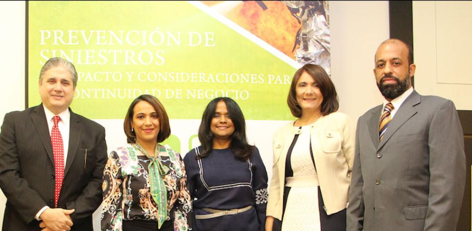 Seminario. La presidenta de la AEIH, Bredyg Disla, junto a especialistas en temas de prevención de riesgos laborales.