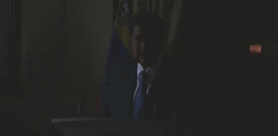 Momento en que se va la energía electrica durante discurso.