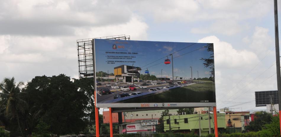 La línea II del teleférico conectará con la línea II del Metro de Santo Domingo en el kilómetro 9 de la autopista Duarte, por lo que se declaró de utilidad pública una franja de terreno de 24.3 kilómetros.