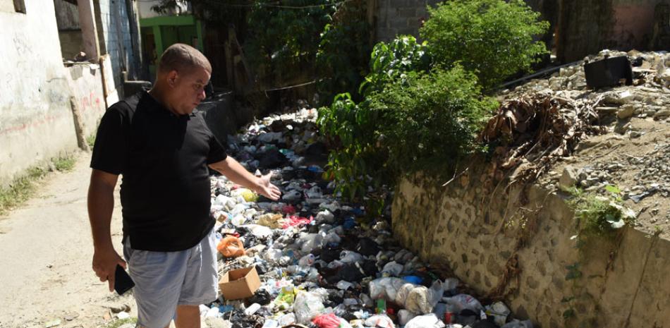 Este ciudadano se queja por la acumulación de basura en la cañada.