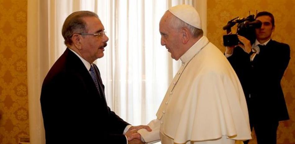 Fotografía del presidente Danilo Medina junto al papa Francisco. Crédito Presidencia de la República