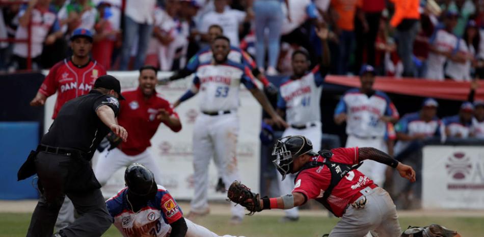 Emilio Gustave, de República Dominicana, llega a salvo al plato, mientras que el receptor Rodrigo Vigil, de Panamá, trataba de ponerlo out este viernes, durante un partido de la Serie del Caribe.