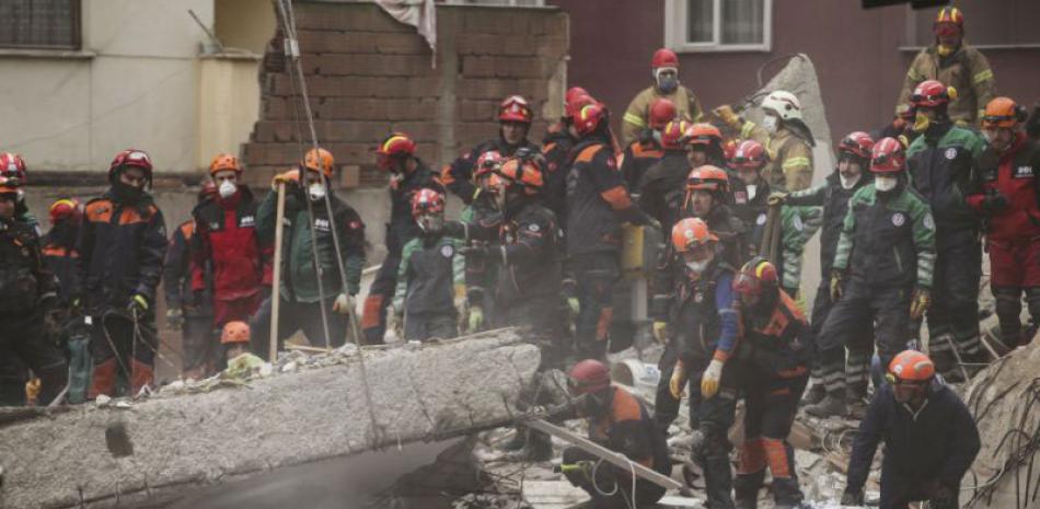 Socorristas retiran los escombros en el sitio del derrumbe la víspera de un edificio de apartamentos de ocho pisos en Estambul