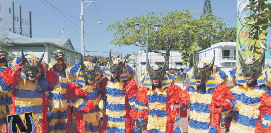 Trajes. El disfraz de papel característico del carnaval de Salcedo se maltrata y los participantes deben diseñar un plan para reconstruirlo cada semana.