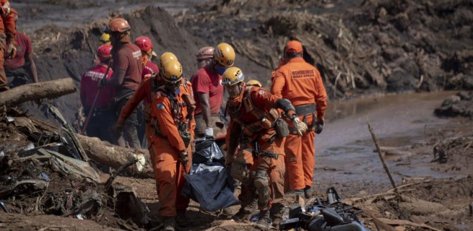 Rescatistas recuperan cuerpo sin vida tras el colapso de la de la presa de Brumadinho