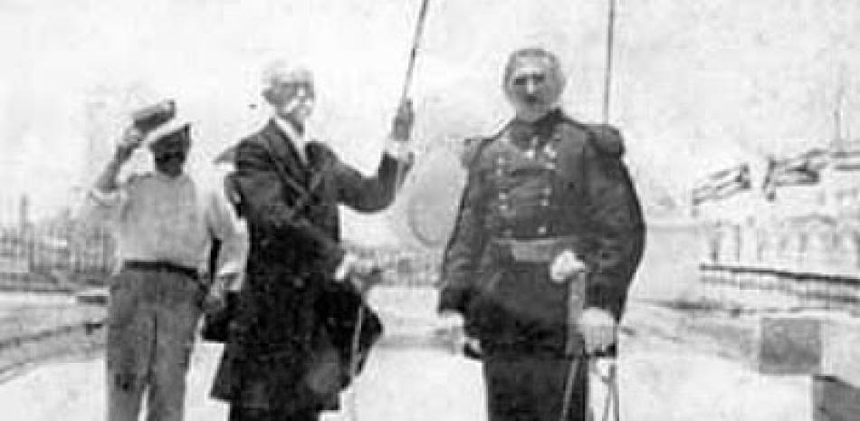 En la ceremonia oficial por la proclamación de la Independencia, Máximo Gómez isó la bandera de Cuba junto al Gobernador de los Estados Unidos, el general Wood.