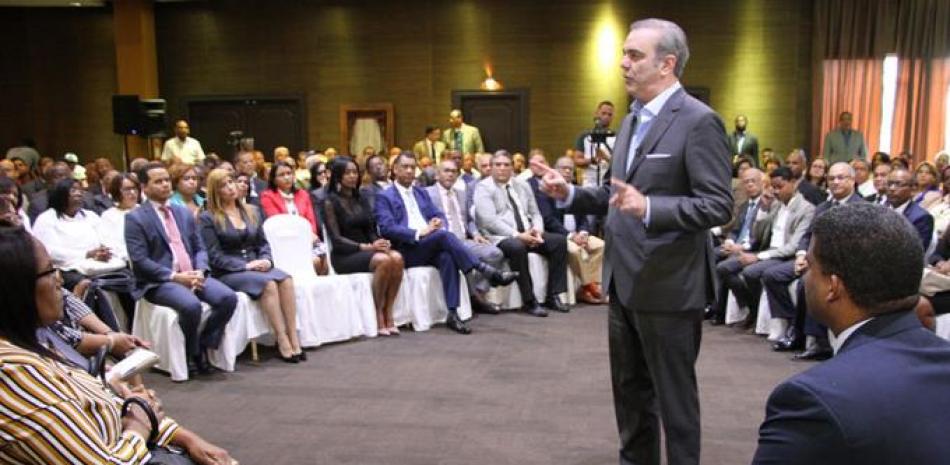 Proselitismo. El aspirante presidencial del PRM, Luis Abinader, tuvo un encuentro ayer con cerca de 300 abogados.