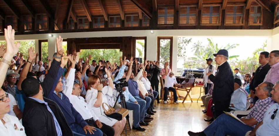 Con los tabacaleros. El presidente Danilo Medina prometió dar un financiamiento de 45 millones de pesos a los productores y artesanos del tabaco asociados de Tamboril, esperan aumentar las ventas.