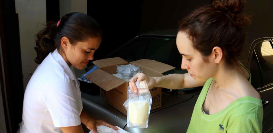 Una madre entrega su leche materna a una enfermera durante una jornada de recolección este jueves 7 de febrero de 2019, en Asunción (Paraguay).