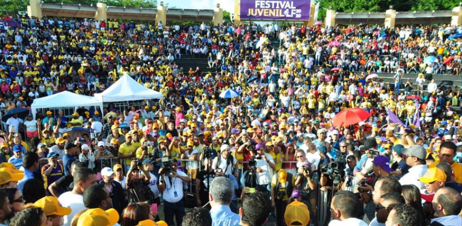 Parque. Miles de jóvenes asistieron al Festival en apoyo a las aspiraciones del expresidente Leonel Fernández, realizado ayer en el Parque del Este.