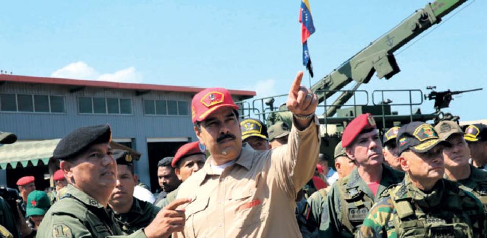 Activo. Fotografía cedida por prensa de Miraflores que muestra al presidente de Venezuela, Nicolás Maduro, mientras encabeza unas maniobras militares en Caracas, Venezuela.