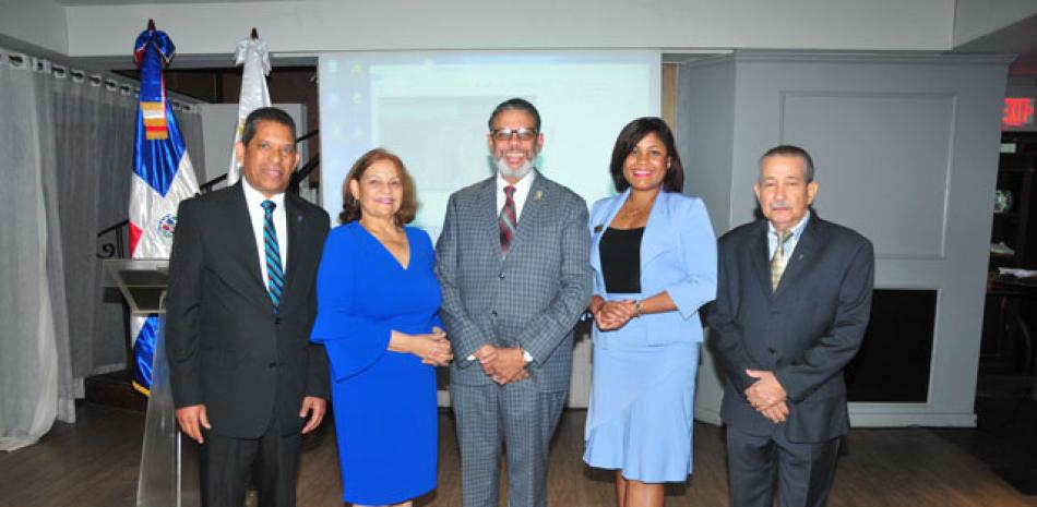 Eladio Uribe, Ángela Hart, Modesto Guzmán, Yohemmy Martínez y Leoncio Bisonó.