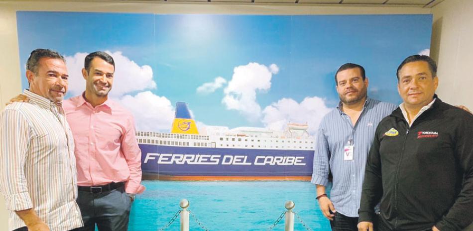 Néstor González y Néstor Gonzáles Jr., propietarios de Ferries del Caribe, juntos a Marcos Pichardo, gerente del Autódromo Petronan, y Víctor Núñez.