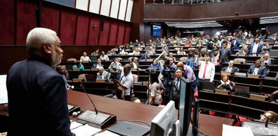 Continúan hoy. Tras aprobar la modificación de la Ley Electoral, la Cámara de Diputados volvió a ser convocada para sesionar hoy para conocer otros puntos pendientes de la legislatura extendida por convocatoria del presidente Danilo Medina.