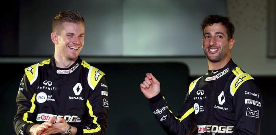 Los conductores Nico Hulkenberg, a la izquierda, y Daniel Ricciardo posan durante la presentación de la escudería Renault para la próxima temporada de la F1.