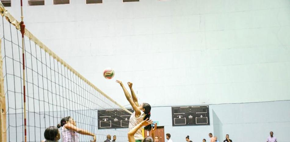 Acción del partido entre UNAPEC y UTESA en las semifinales nacionales masculinas de la Copa Universitaria Claro de Voleibol.