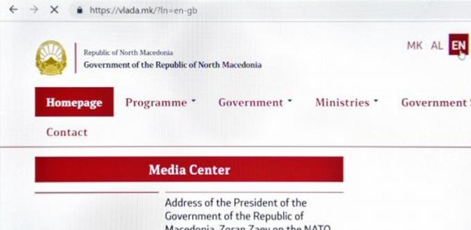 Captura de pantalla tomada este martes del sitio web oficial del Gobierno de Macedonia, donde se ve que cambió el nombre del país a Gobierno de la República de Macedonia del Norte.