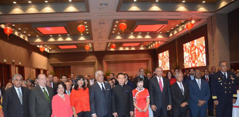 Participación. Junto al embajador Zhang Run y su esposa, estuvo el canciller Miguel Vargas Maldonado, en representación del Gobierno dominicano, además de otros invitados.