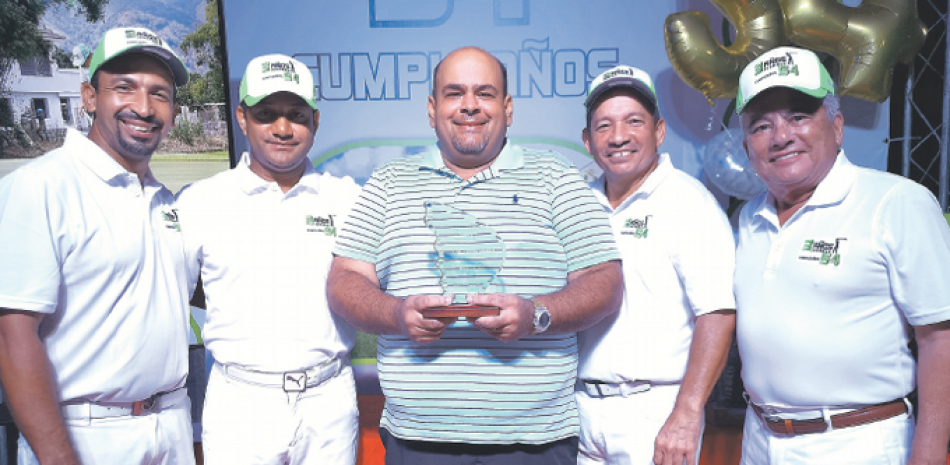 Directivos del Bonao Golf Club premian al mejor jugador del torneo, Miguel Lara. Desde la izquierda, Osvaldo Luis Trinidad, Antonio Núñez, Lara, Juan Sang y Modesto Díaz.
