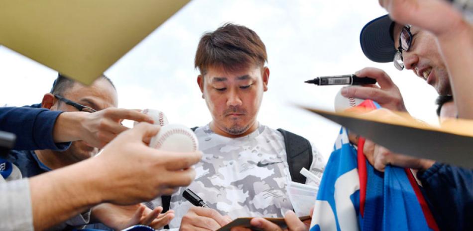 Daisuke Matsuzaka firma autógrafos antes de ser lesionado.