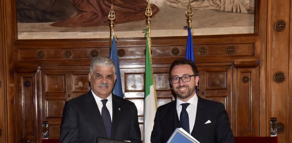 Acuerdo. El ministro de Justicia de Italia, Alfonso Bonafede, y el ministro de Relaciones Exteriores dominicano, Miguel Vargas Maldonado, firmaron el convenio de extradición.