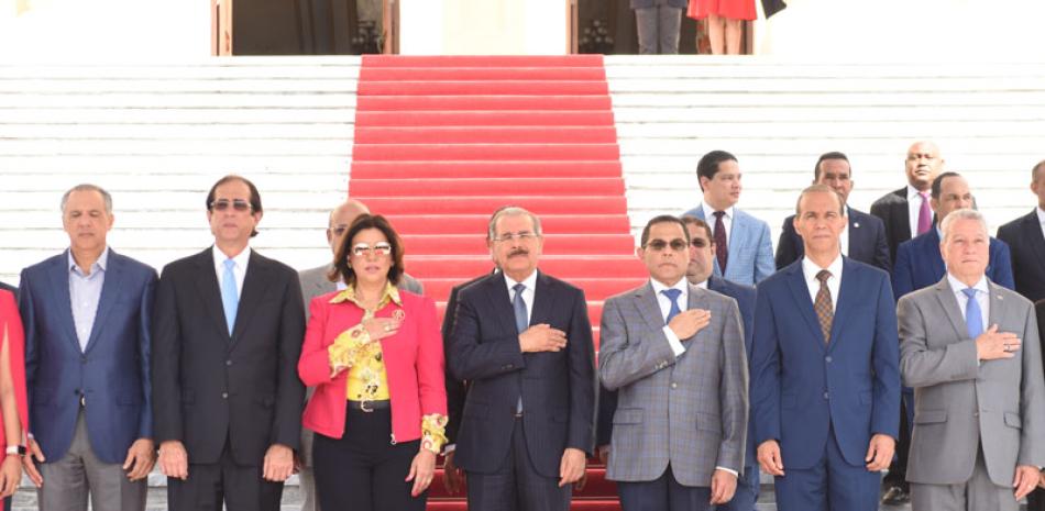 El acto fue encabezado por el Presidente y la Vicepresidente de la República quienes estuvieron acompañados de otros funcionarios.