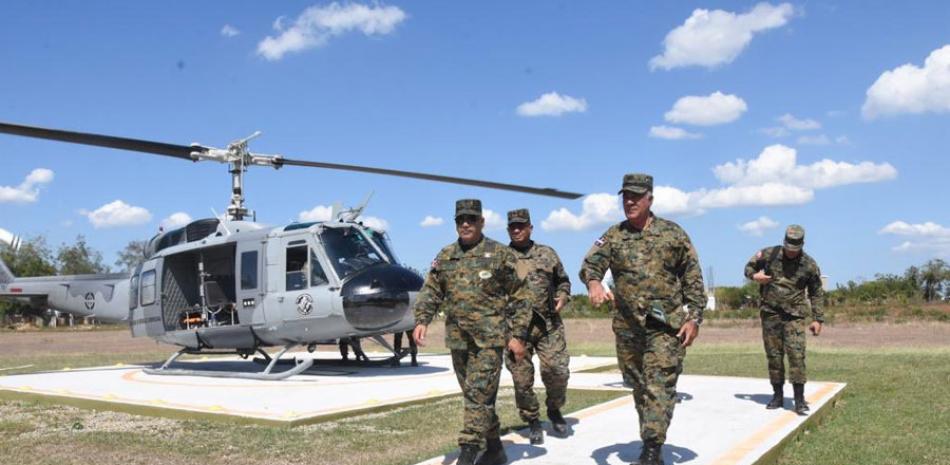 Inspección. Ministro de Defensa, Rubén Darío Paulino Sem, y el comandante del Ejército, Estanislao Gonell, llegan a la frontera.