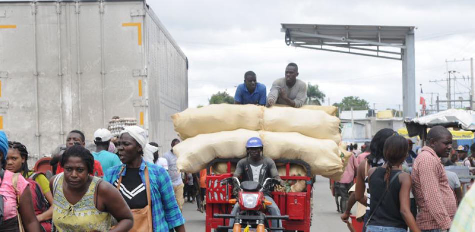 Esfuerzos. Las protestas violentas que ocurren en Haití no han obstaculizado el cruce de haitianos a Dajabón, para aprovisionarse de productos comestibles que comenzaron a escasear en ese país vecino, así como para vender algunas mercancías.