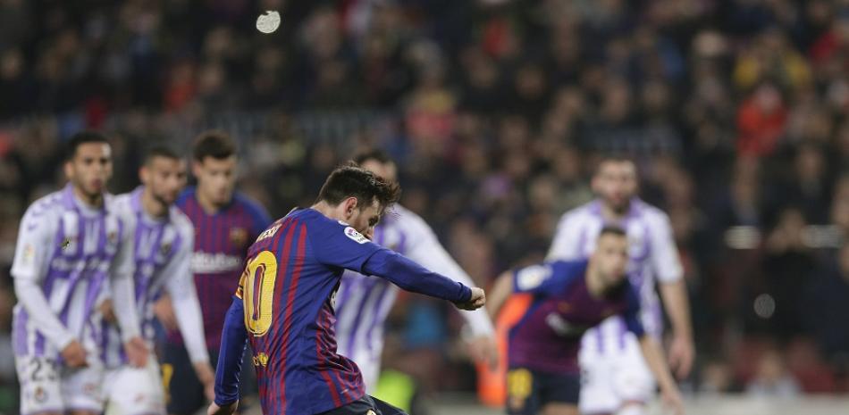 El delantero argentino Lionel Messi ejecuta su penal que convirtió en gol ante el Real Valladolid, disputado en el Camp Nou, en Barcelona. EFE