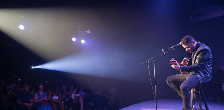 Pamel cantando en el teatro de Acrópolis Center durante las noches del jueves y el viernes.